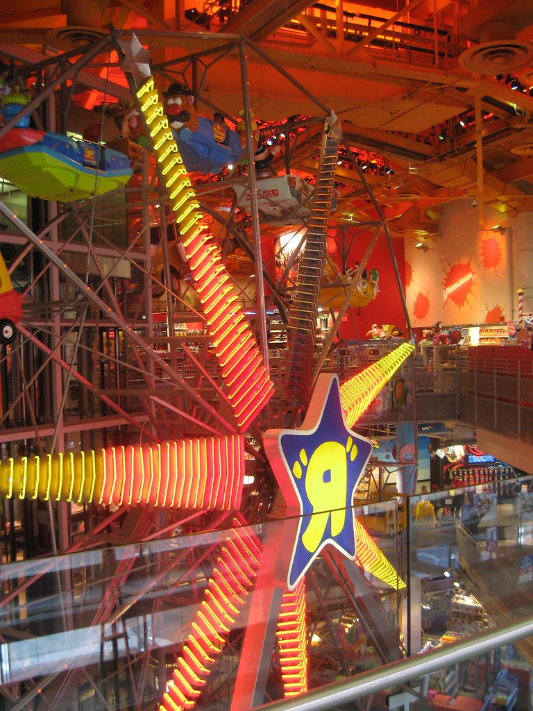 IMG_1304 Giant Ferris Wheel at Toys"R"Us in Times Square