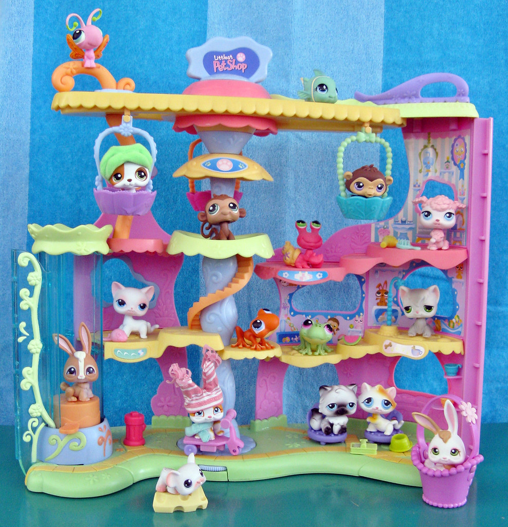 My Littlest Pet Shop Pet Town Box This is the LPS playset… Flickr
