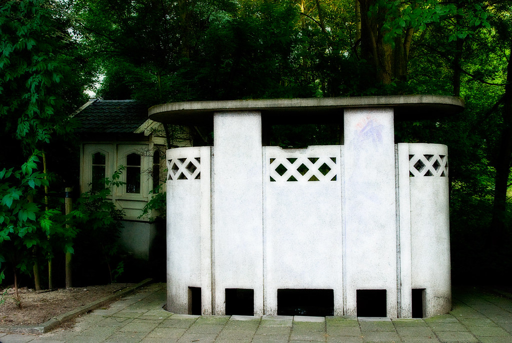 Urinal te Vraag Urinal near the entrance of the graveyard … Flickr