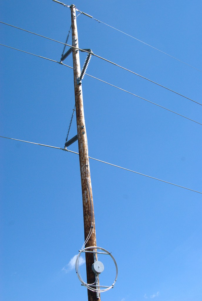 138kV power pole A pole with lines carrying 138kV power fr… Flickr