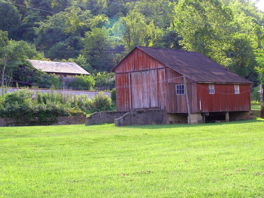 Red barn and outbuilding A smaller barn and an outbuilding… Flickr