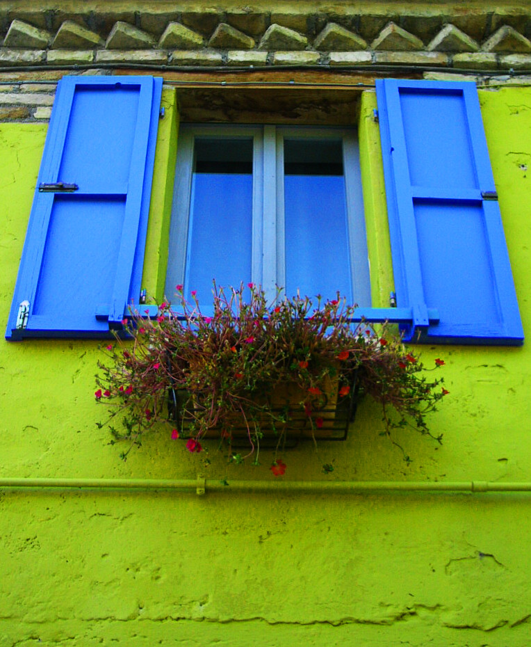 la casa colorata con i pantoni Tilea's ph. Flickr
