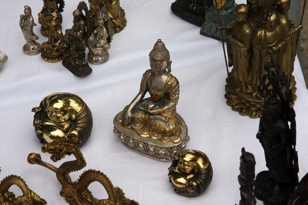 Flea Market statues Some little statues for sale at the Ki… Flickr