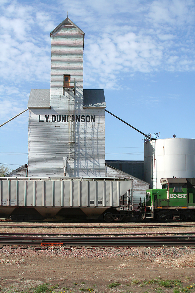 3bnsf2922hettinger2 An old grain elevator in Hettinger, No… Flickr