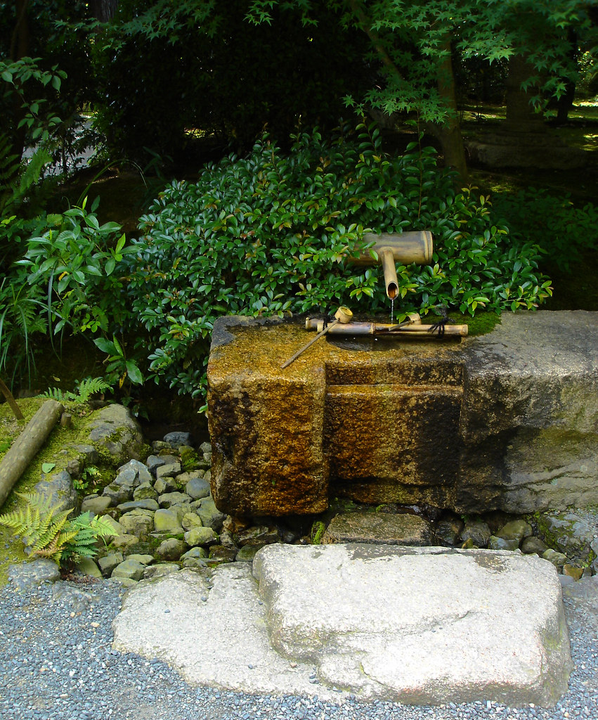 KyotoRyoanji fountain Traditional fountain in Ryoanji, Ky… Flickr