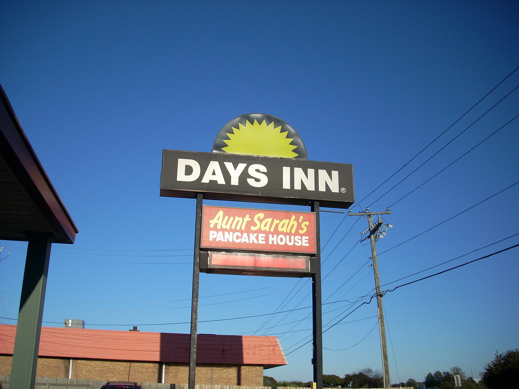 Days Inn/Aunt Sarah's Pancake House sign Days Inn (30,225 … Flickr