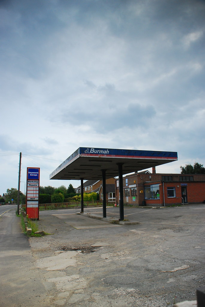 Dark skies over Wrights Garage (closed) Keyworth (Tuesday,… Flickr