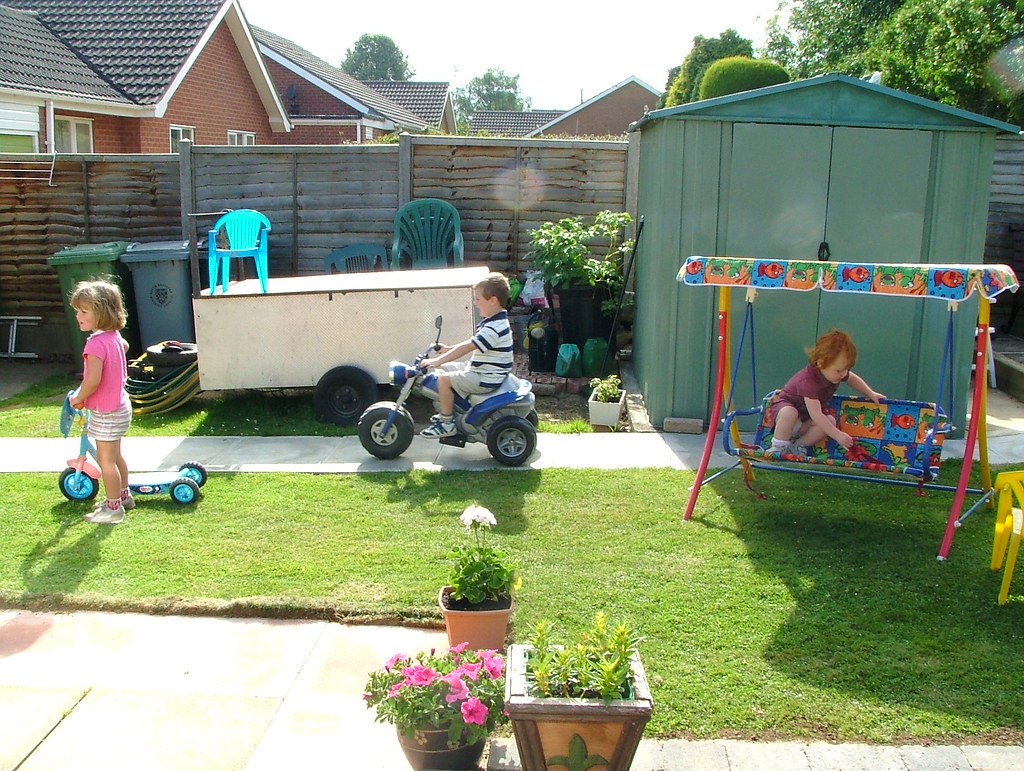 Playing on the toys Grantham, 06 July 2008 mauvezin Flickr