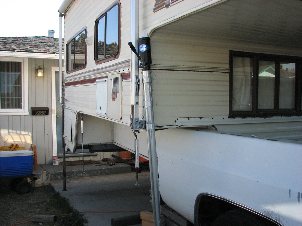 Camper Jack Failure Front jack mounts twisted causing a ma… Flickr