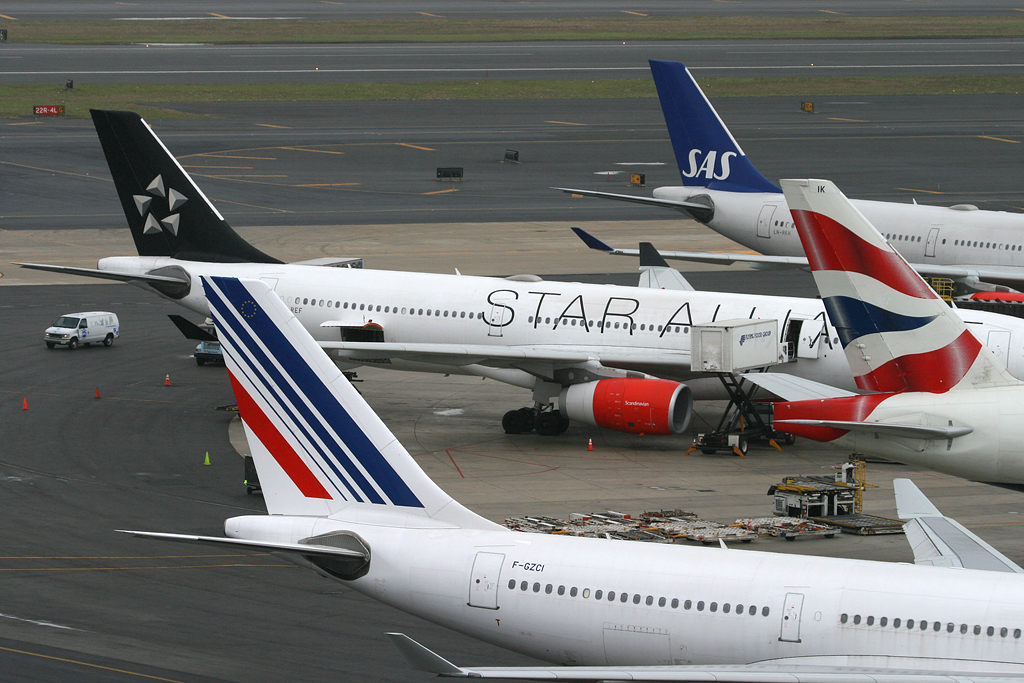 Terminal B Ramp EWR Bill Striffler Flickr