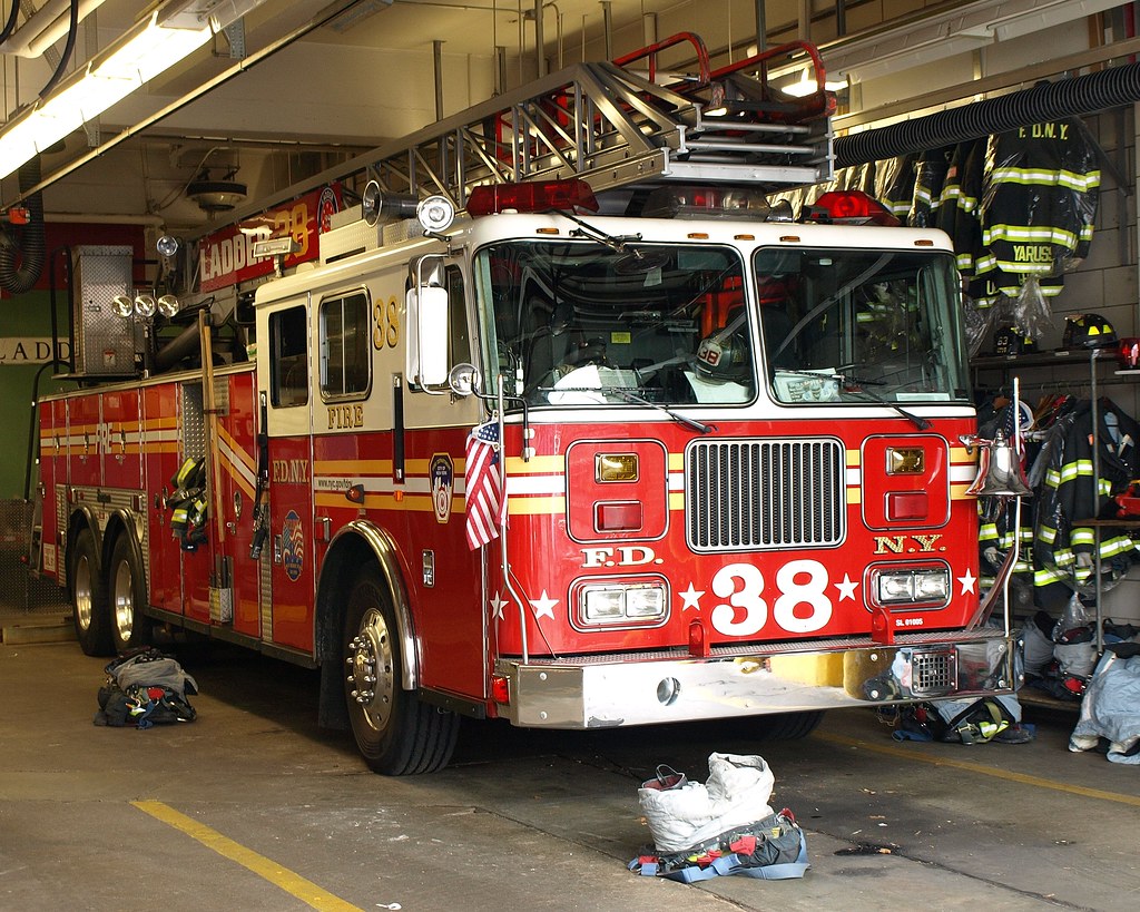 E088l FDNY "First Due at the Zoo" Ladder 38, Bronx, New Yo… | Flickr