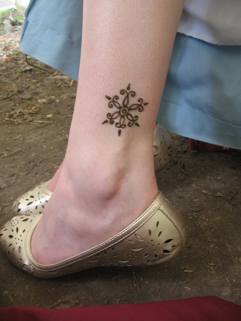 Simple Ankle Hena Design from Darcy Vasudev's Henna ebook… Joan