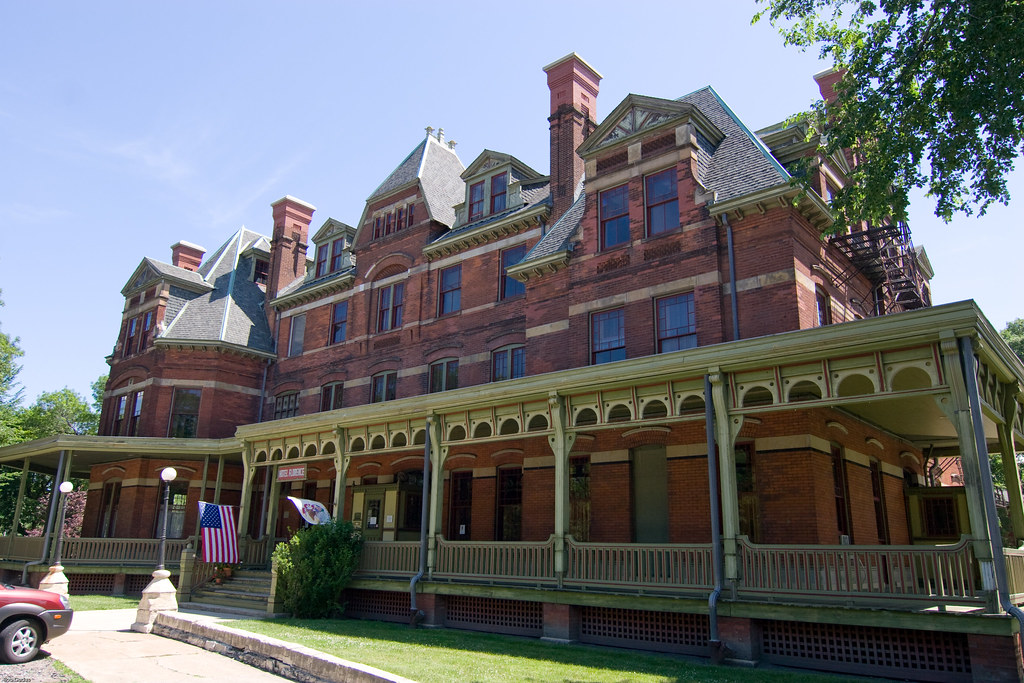 Hotel Florence Part of Chicago's Pullman District. Built i… Flickr
