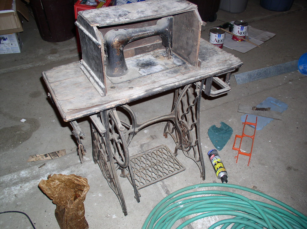 1892 Singer VS2/272 Before Note the original coffin top i… Flickr