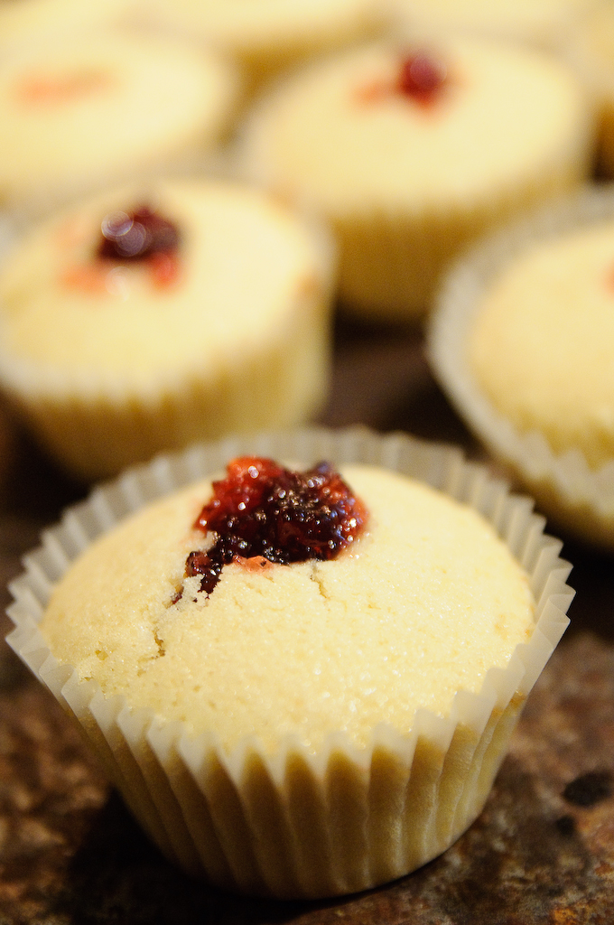 cupcakes with grape jelly filling Cupcakes are filled with… Flickr