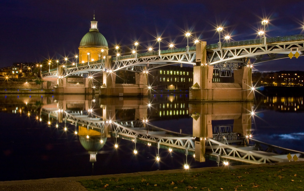 Toulouse, le pont St Pierre, de nuit...1 a photo on Flickriver