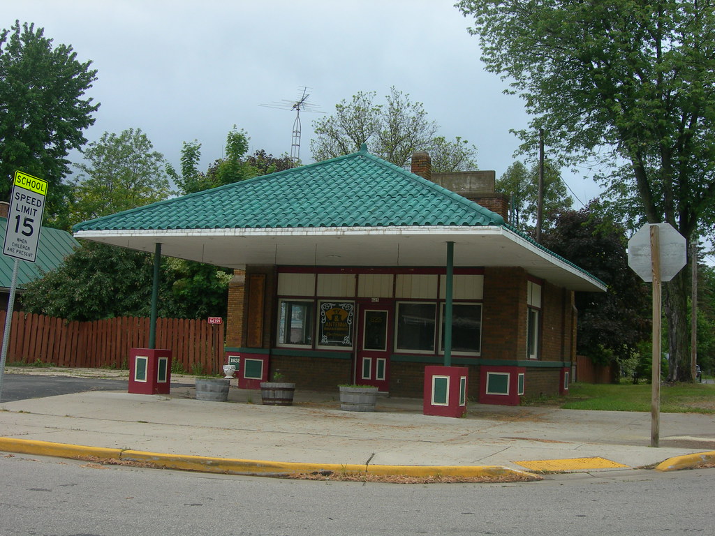 (Old) Service Station Poy Sippi, Wisconsin Jimmy Emerson, DVM Flickr