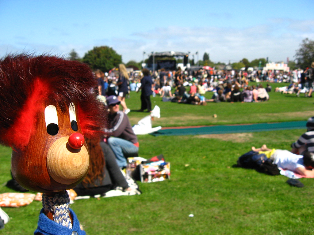 The 'Ploob enjoys an outdoor show at Cheap as Chips Flickr