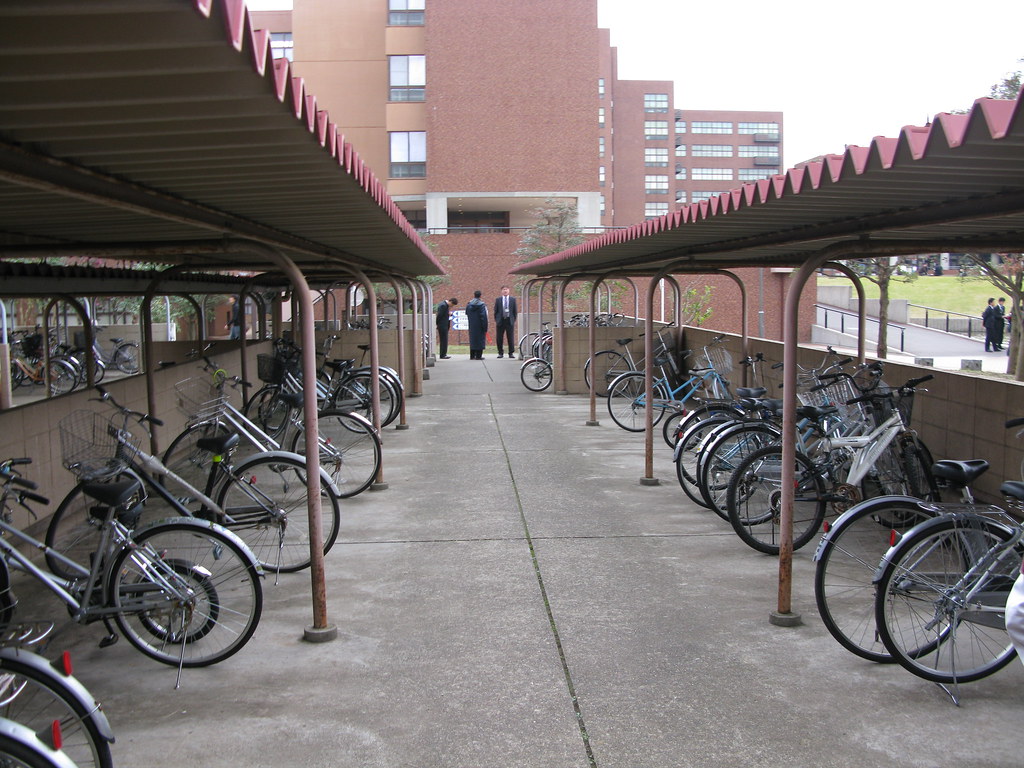 2A駐輪場 ほとんど自転車がありませんでした。 Emma Haruka Iwao Flickr