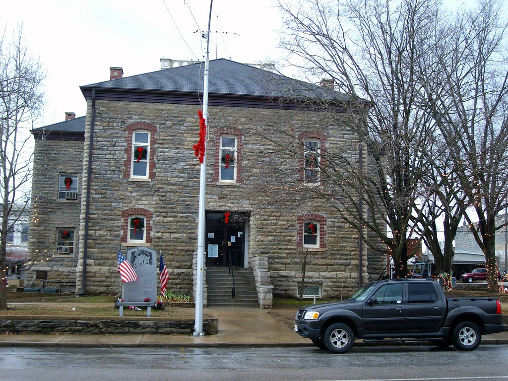 SANY1398 Marion county courthouse in Yellville Arkansas LordWalt