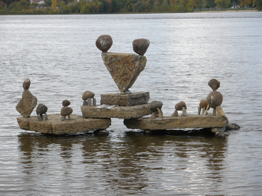 Ottawa river balanced stone sculptures yoramLapid Flickr