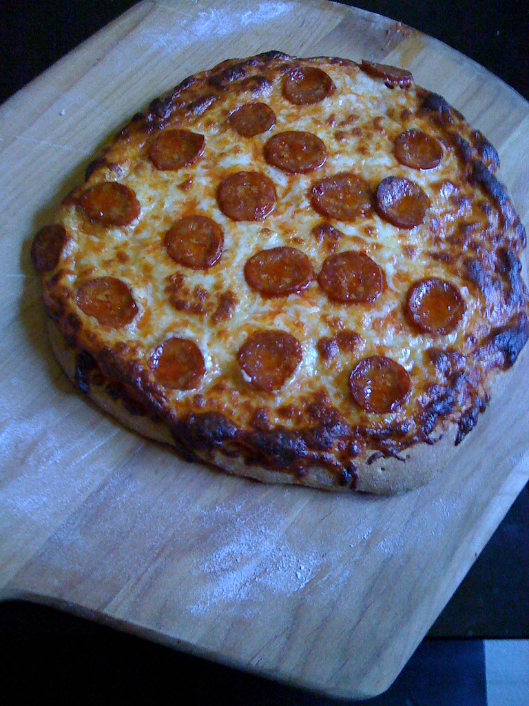 Linguiça Pizza Just straight mozzarella cheese, tomato sau… Flickr