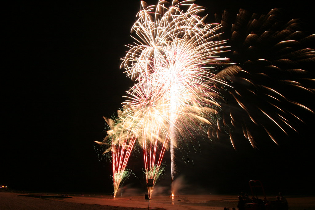 Feu d'artifice à Saint Aubin sur Mer Dans le cadre de la s… Flickr