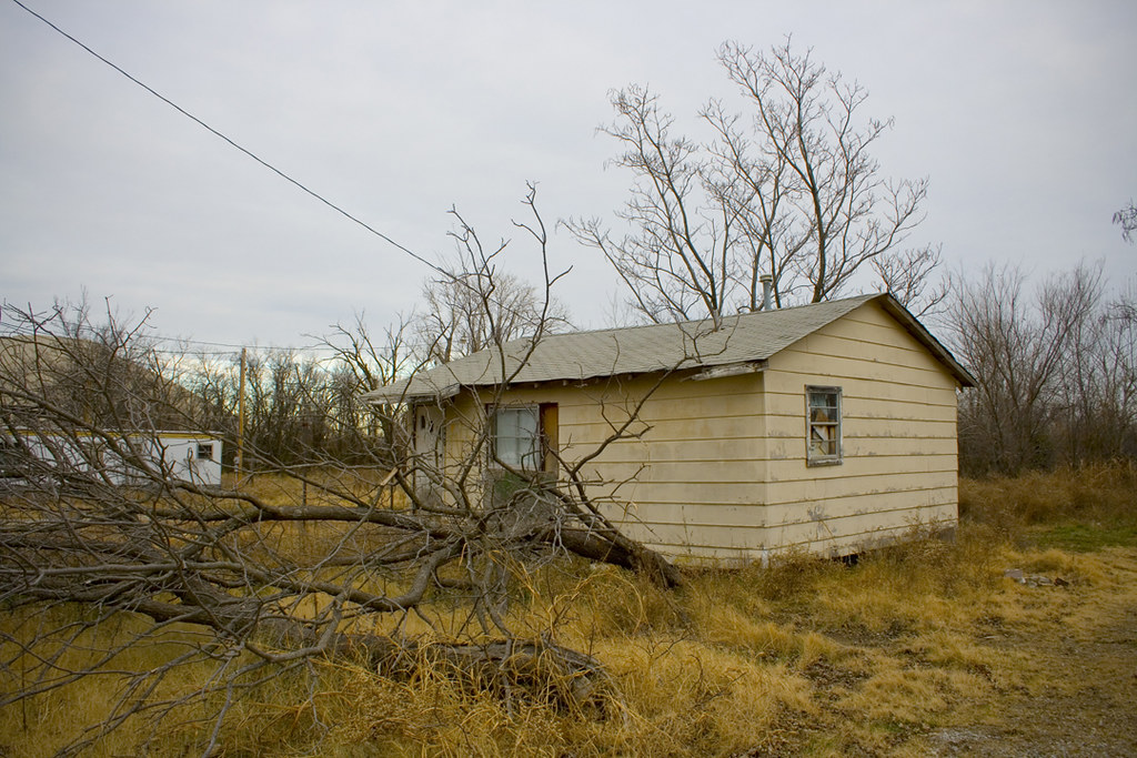 Abandoned yellow house in Picher, Oklahoma Tiny abandoned … Flickr