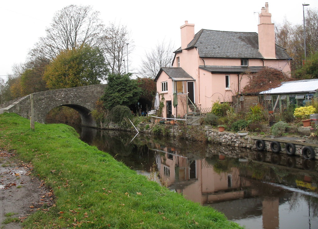 Watton Brecon Mon canal slideshow Cottages slideshow John Pember