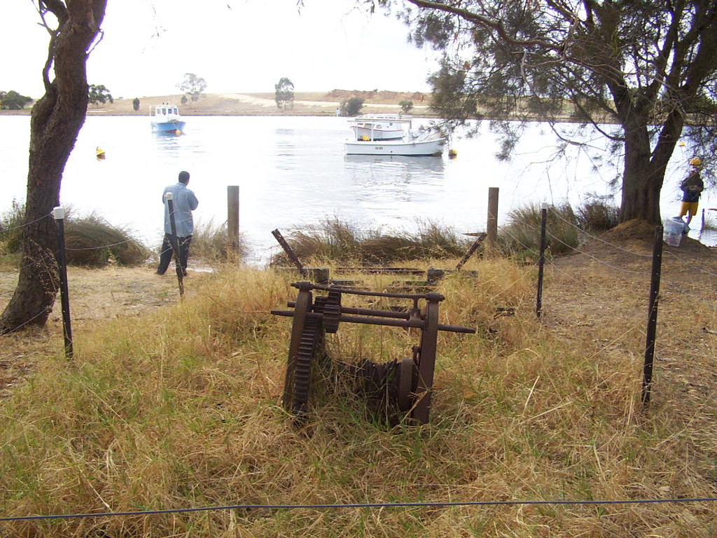 River Winch An old winch on the banks of the Swan River in… Flickr