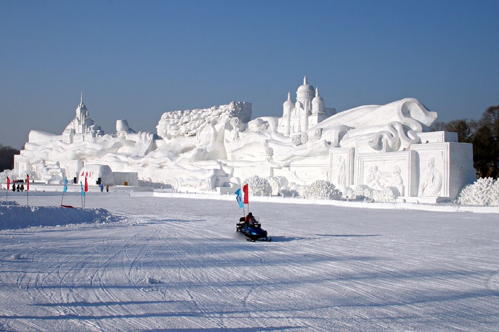 The world's largest snow sculpture, 'Romantic feelings', a… Flickr