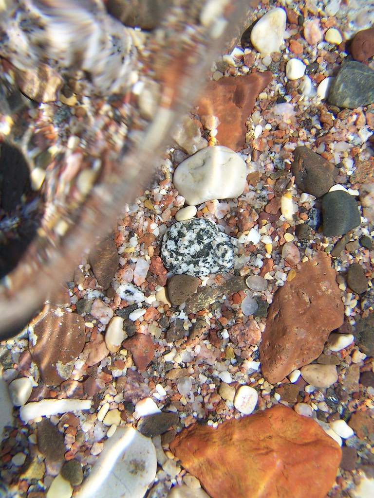 100_9800.JPG 我想把镜头伸到水里，但是又不要让水把机身打湿了。可是海水的水面总是在动，一会儿高一会儿