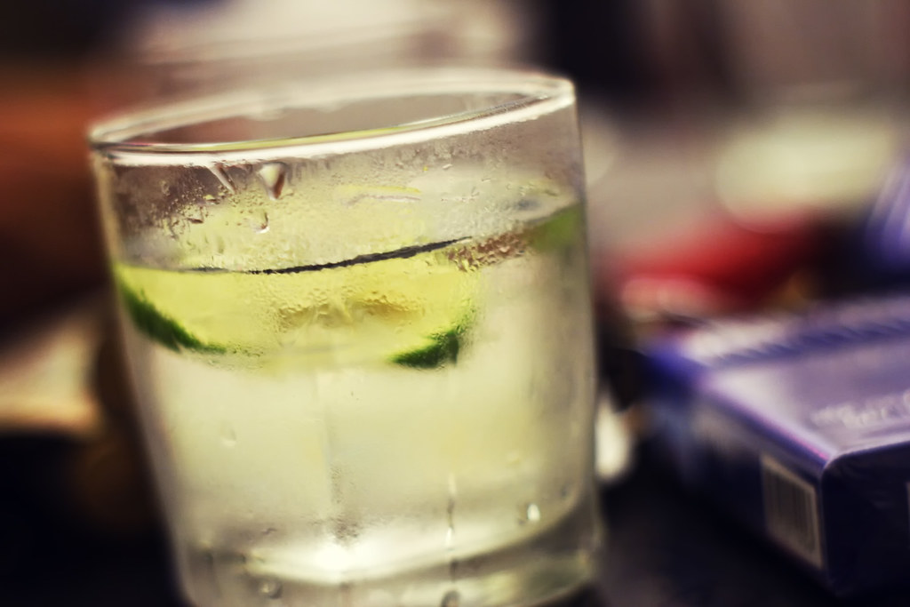 feeling hot? really bad shot of gintonic Rəkcǿr Flickr