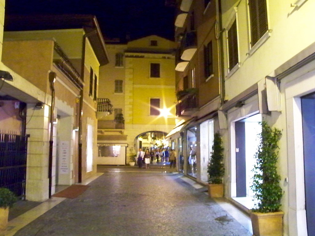 PESCHIERA DEL GARDA BY NIGHT Una serie di foto dei vicoli … Flickr