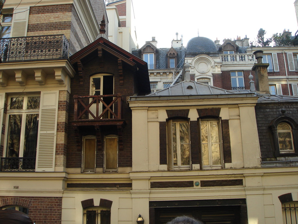 The smallest house in Paris Rachel Beech Flickr