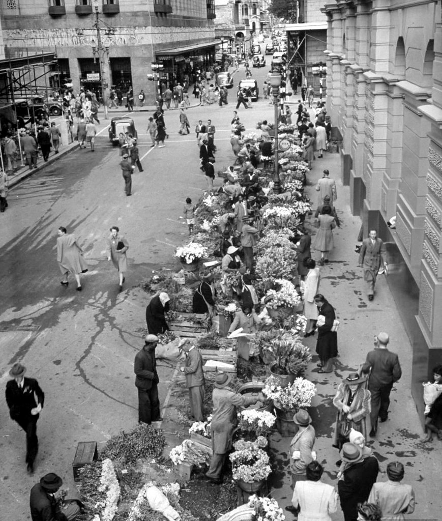 Flower sellers 1946 Flowersellers doing their thing in Par… Flickr