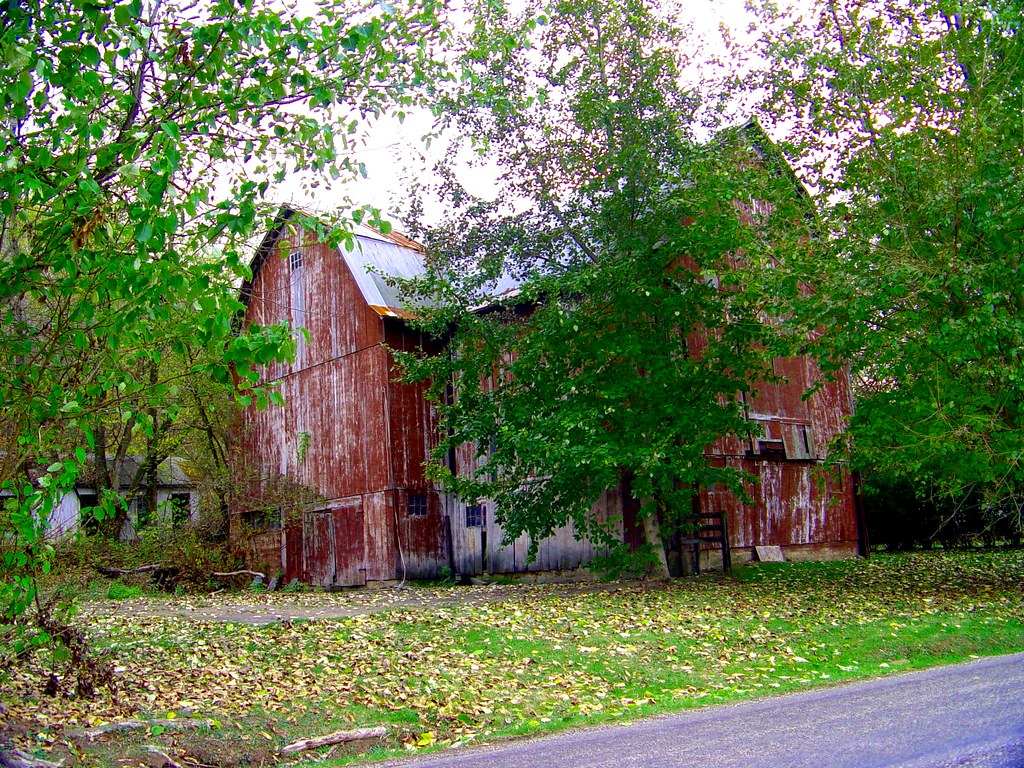 Red Barn This great old barn sits along Muskingum River Ro… Flickr