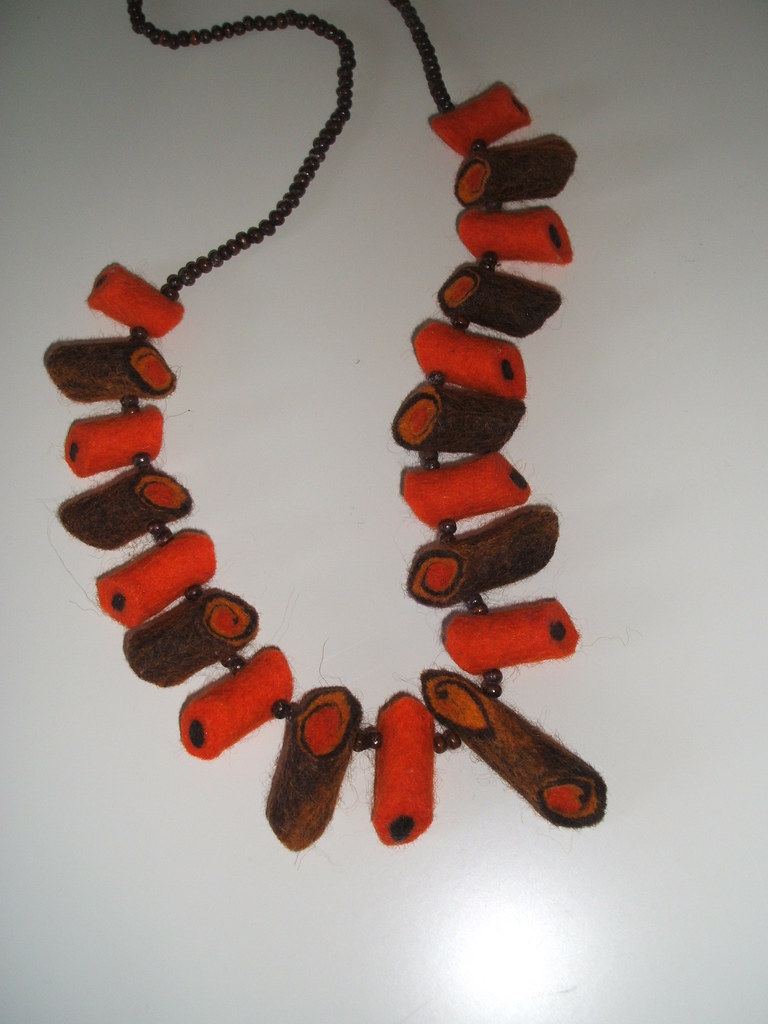Felt and wooden bead necklace Felted necklace in warm shad… Flickr