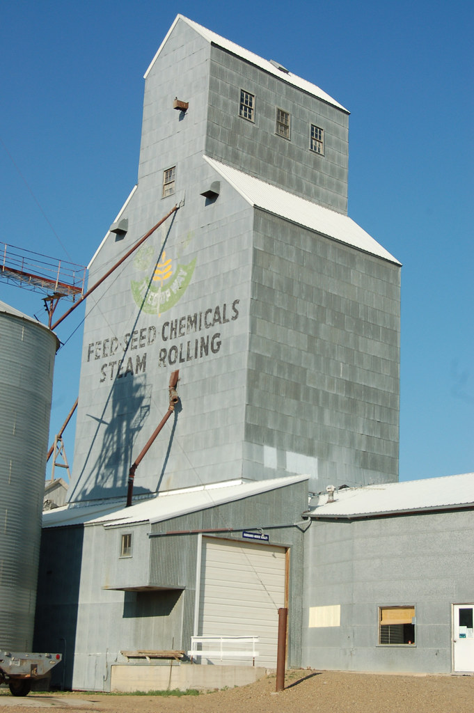 ElevatorFairview, Montana The grain elevator in the town … Flickr