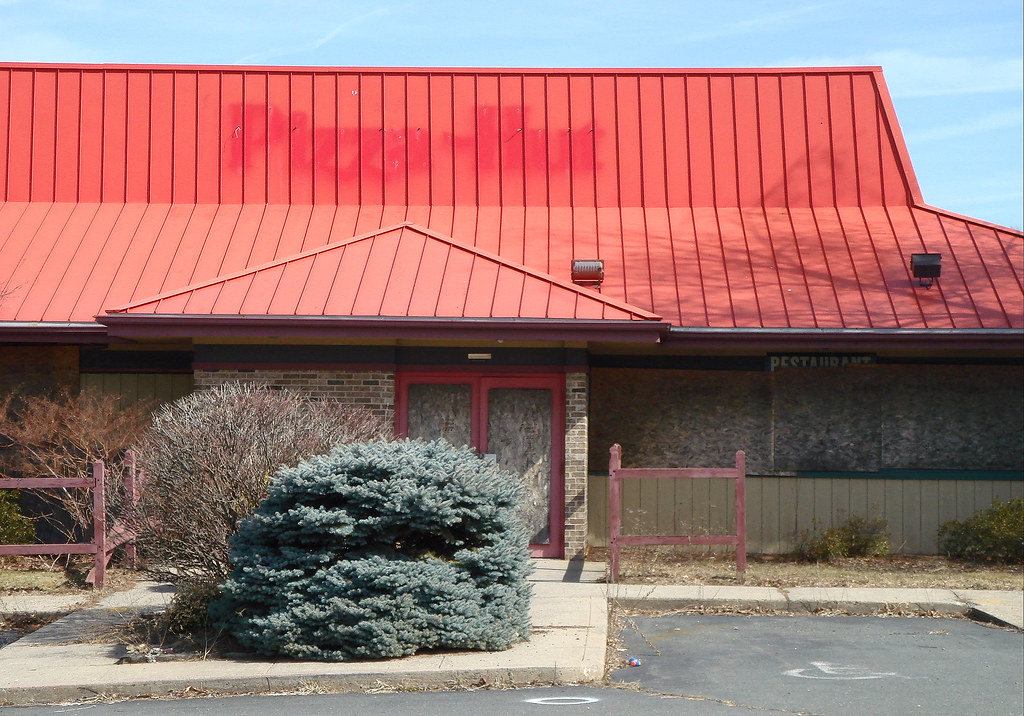 Vacant Pizza Hut at 300 Silver Lane; East Hartford, CT Flickr