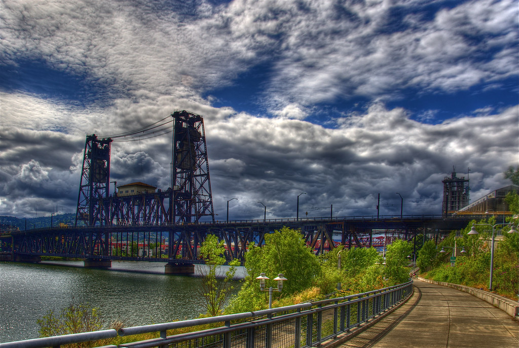 Steel Bridge, Portland, Oregon The Steel Bridge is a throu… Flickr