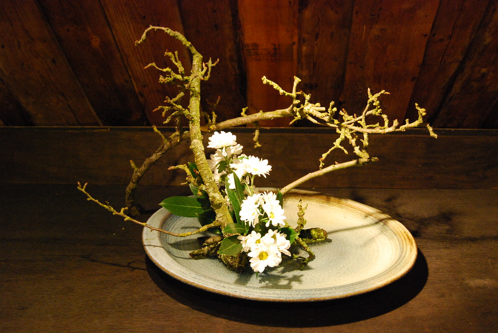 Ikebana 'Apple tree branch and daisies' Ikebana at Zaalber… Flickr