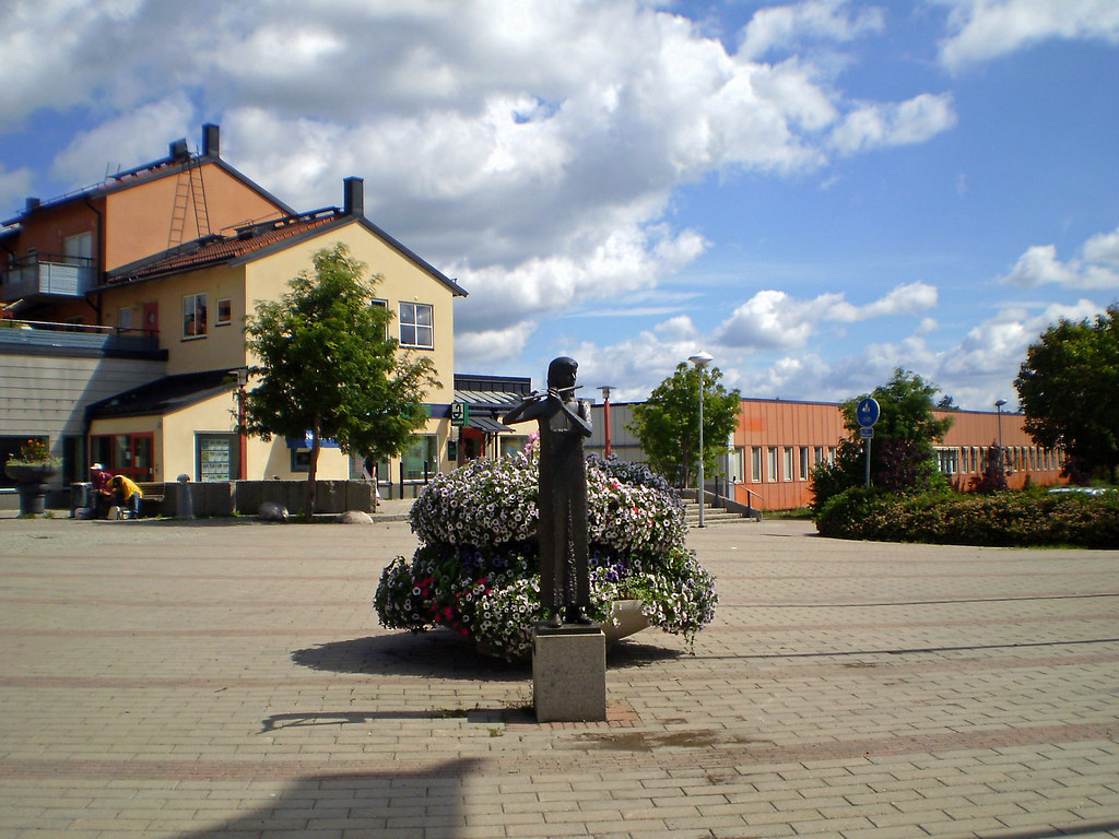 UpplandsBro, Bro centrum "Flöjtspelerskan" (1988) av Thom… Flickr