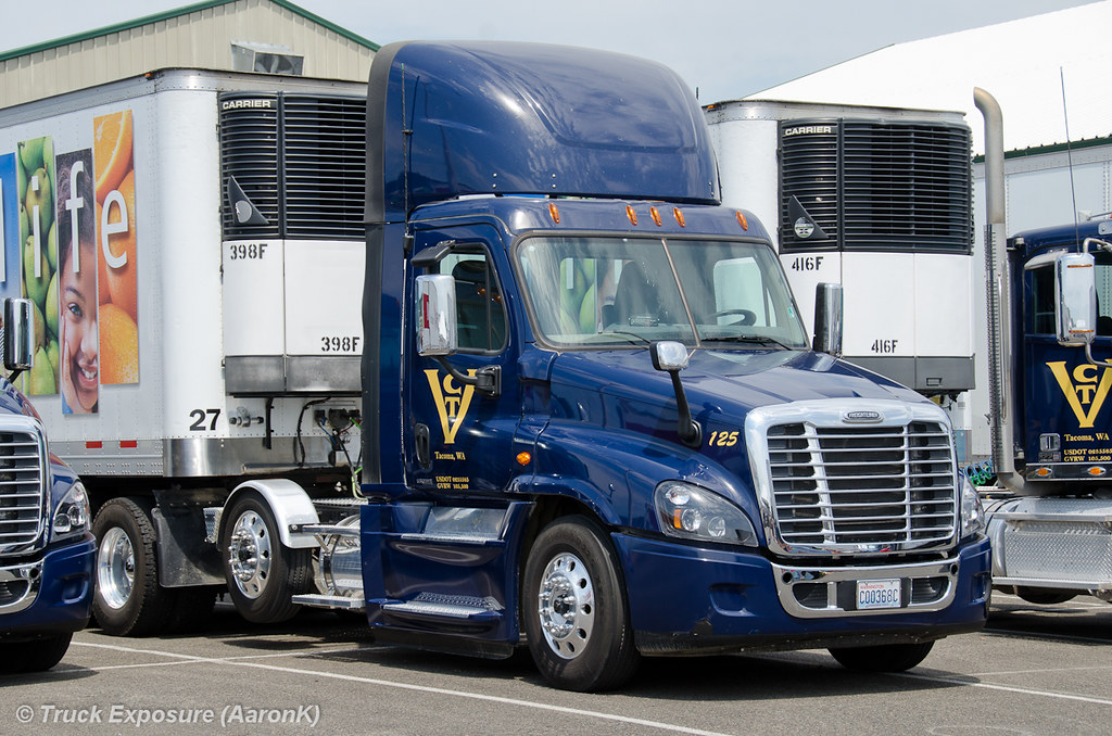 Veneer Chip Transport (VCT) Freightliner Cascadia AaronK Flickr