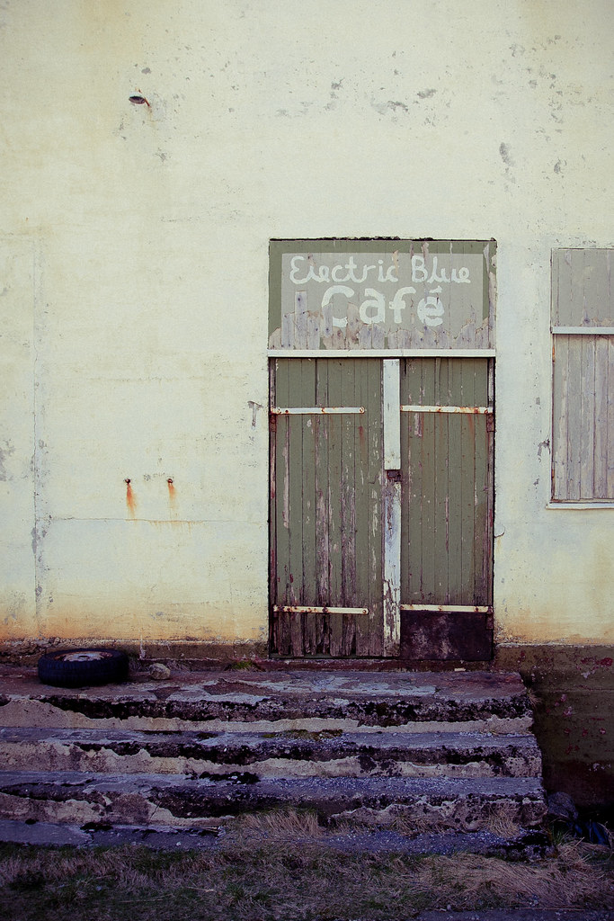 Electric Blue Café An old building, literally in the middl… Flickr