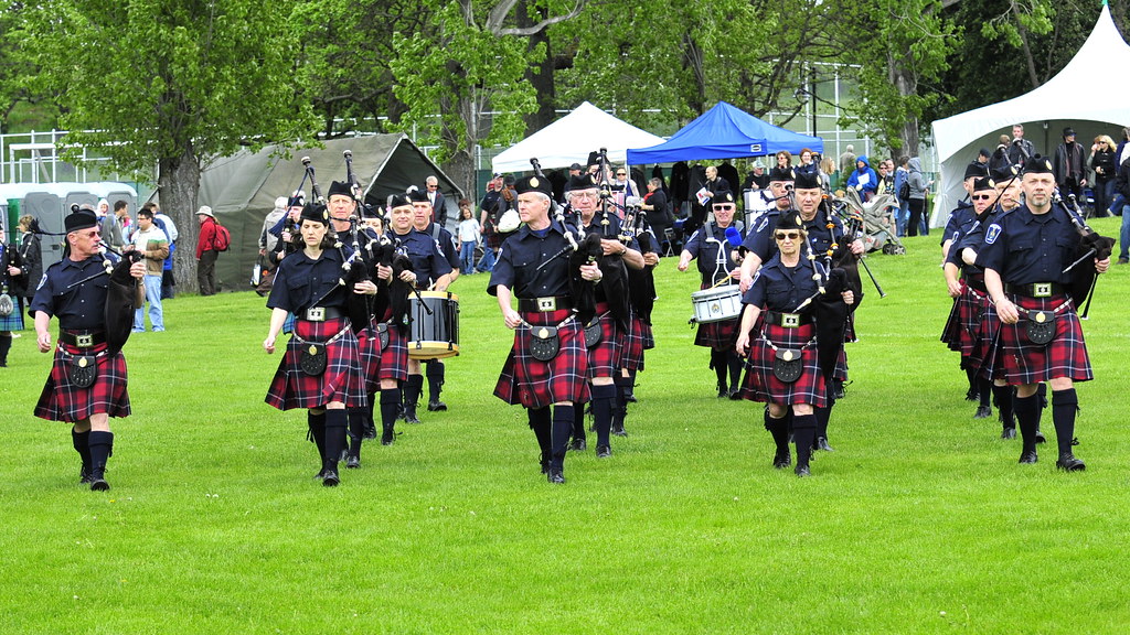 Highland Games 2011 Victoria Police Pipe Band warming up a… Flickr