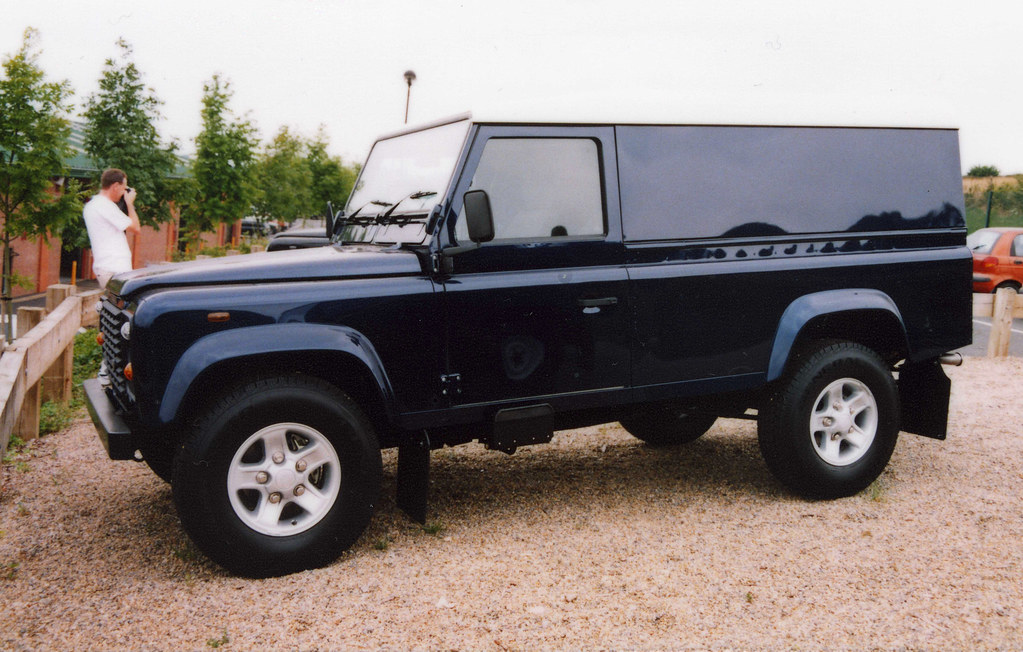 Defender 110 (Oslo Blue) Ripon Land Rover dealership, Nort… Flickr