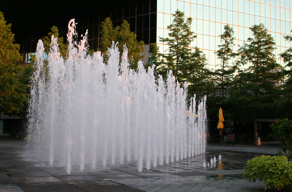Water fountains in action, Fountain Plaza, Dallas, Texas. Flickr