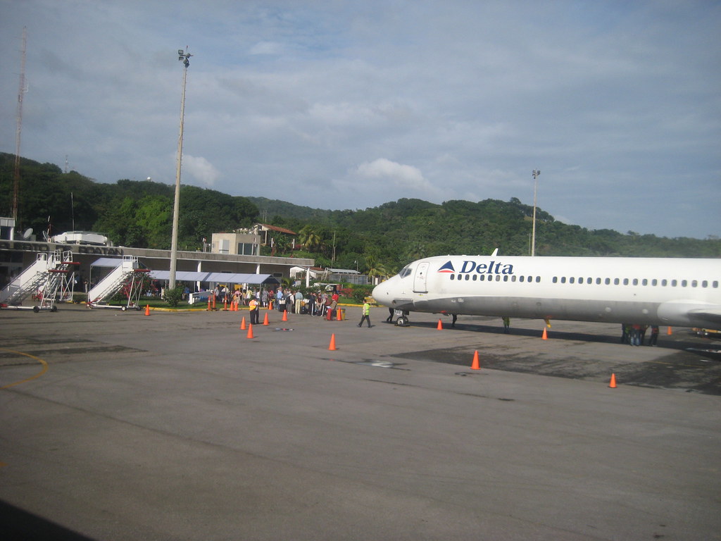 Airport Roatan, Honduras MD88 Nick Flickr