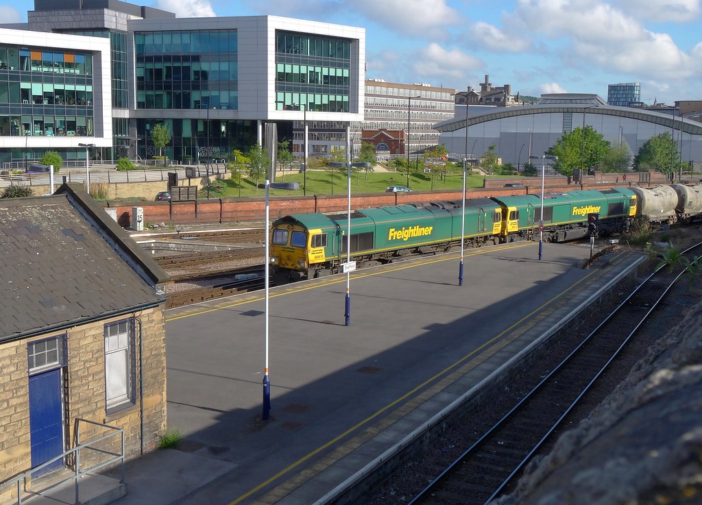 DSC09016a 66610+66615 0625 Dewsbury Blue Circle to Hope (E… Flickr